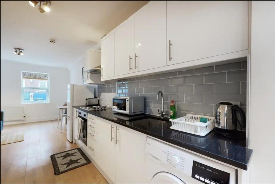 New Spacious 1 Bed Studio Flat In Aldgate Lägenhet London Exteriör bild